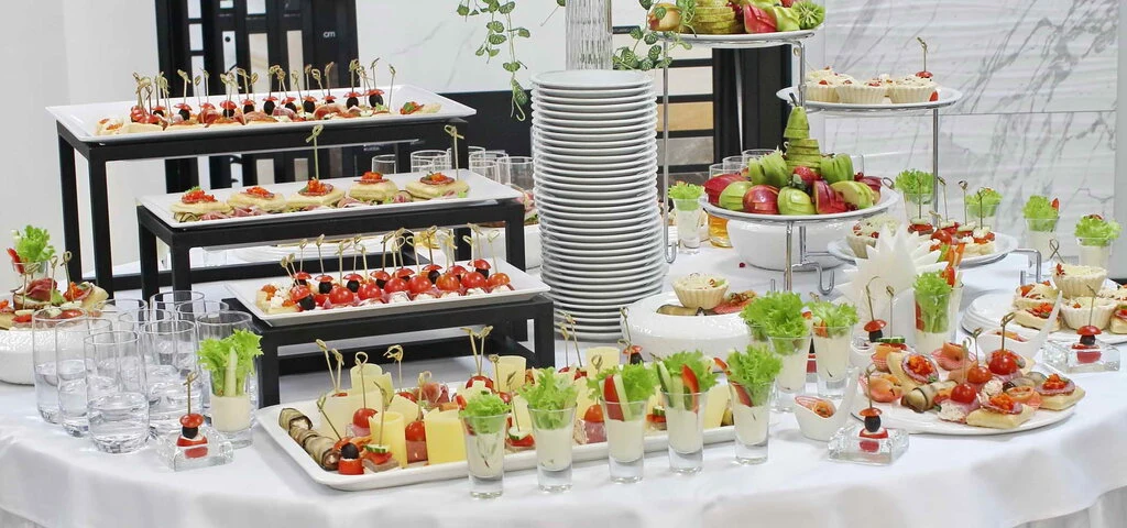 Подача закусок из каталога SF Catering