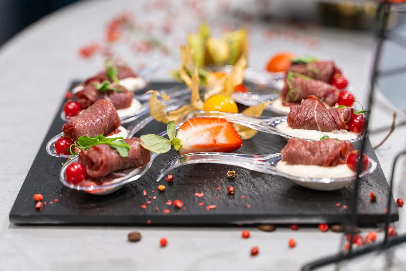 Мясные закуски с кремом и ягодами в порционных ложках